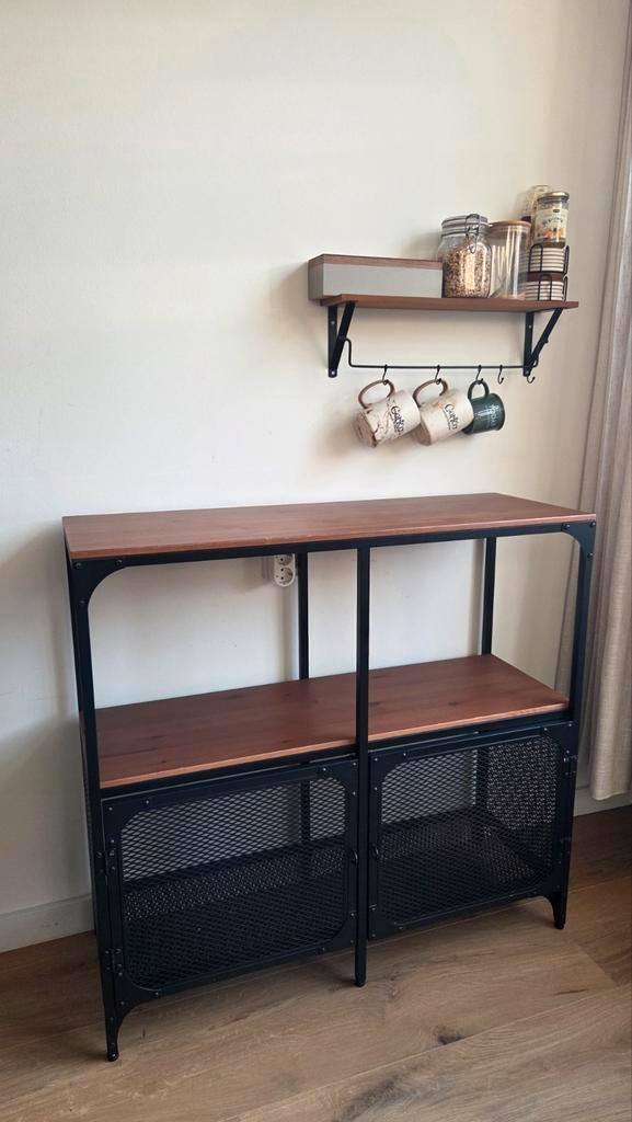 Fjällbo kast, Huis en Inrichting, Kasten | Dressoirs, Gebruikt, 100 tot 150 cm, 25 tot 50 cm, Met deur(en), Met plank(en), Overige houtsoorten