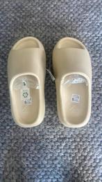 Yeezy slides, Ophalen of Verzenden, Zo goed als nieuw