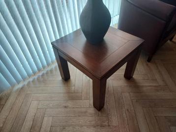 bijzet tafel 60 x 60 x 50 cm in nieuwstaat,incl schemerlamp beschikbaar voor biedingen