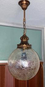 Antieke messing hanglamp met glazen reliëf bol, Ophalen of Verzenden