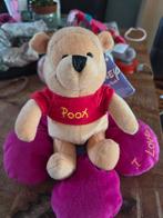 Leuk knuffeltje van winnie de pooh op bloemkussentje, Verzamelen, Ophalen of Verzenden, Winnie de Poeh of vrienden, Zo goed als nieuw
