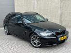 Zwarte BMW 3-Serie 320i E90 M-PAKKET Touring Benzine!, Auto's, USB, Achterwielaandrijving, Zwart, 4 cilinders