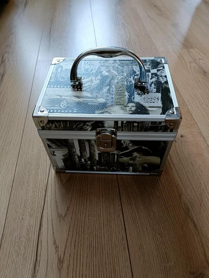 Een Beautycase met van allerlei foto's van "Paris" er op., Sieraden, Tassen en Uiterlijk, Beautycases, Zo goed als nieuw, Hardcase