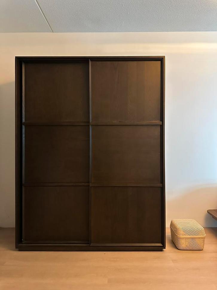 Grote kledingkast hout fineer - MADE . COM, Huis en Inrichting, Kasten | Kledingkasten, Zo goed als nieuw, 150 tot 200 cm, 50 tot 75 cm