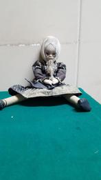 pop oma op houten stoel, Verzamelen, Poppen, Ophalen of Verzenden, 'T Olde Gre-j, Info@toldegrej.nl, Endepoelstraat 20f Didam