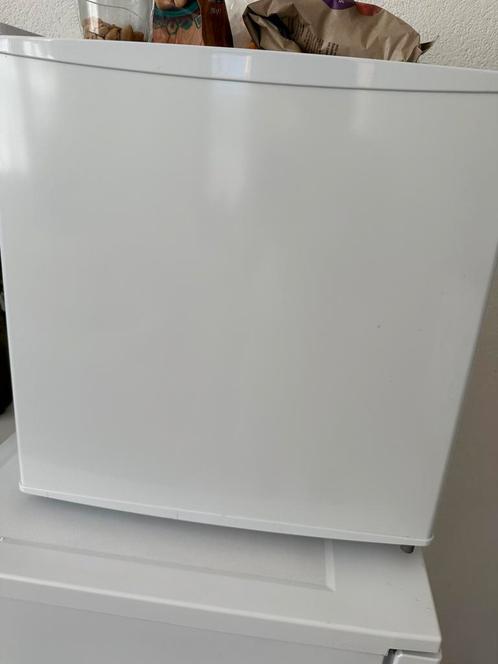 IKEAS Small Size Fridge, Witgoed en Apparatuur, Koelkasten en IJskasten, Zo goed als nieuw, Met vriesvak, Minder dan 75 liter