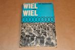 Wiel aan Wiel [1966] — Wielersport in Vogelvlucht — Vintage, Boeken, Sportboeken, Ophalen of Verzenden, Gelezen, Watersport en Hengelsport