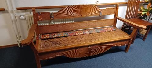 Houten rotanbank met uitgesneden waaiermotief aangeboden, Antiek en Kunst, Antiek | Meubels | Kasten, Ophalen