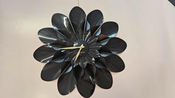 Karlsson klok Flower zwart 60cm beschikbaar voor biedingen