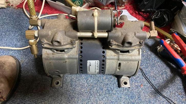 Thomas 2639CGH150-947. Stille compressor met 2 cilinders, Doe-het-zelf en Verbouw, Compressors, Minder dan 25 liter, Minder dan 200 liter/min