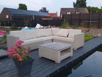Grote loungeset met salontafel beschikbaar voor biedingen