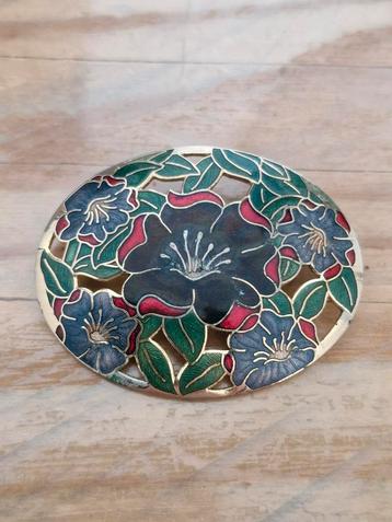 Emaille Behave Broche met bloemen beschikbaar voor biedingen