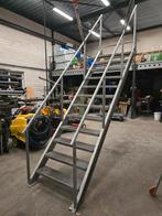 Stalen trap grijs hoog 2.65mtr nob175