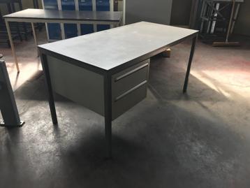Bureau staal vintage beschikbaar voor biedingen