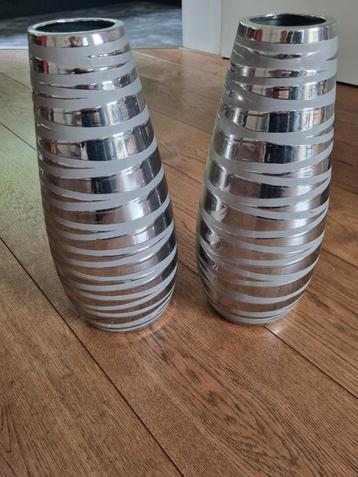Set 2 zilverkleurige vazen 40cm hoog  beschikbaar voor biedingen
