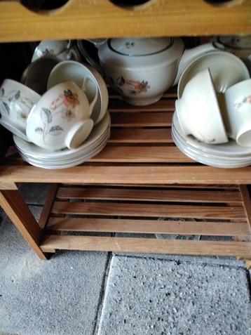 Thee servies  beschikbaar voor biedingen