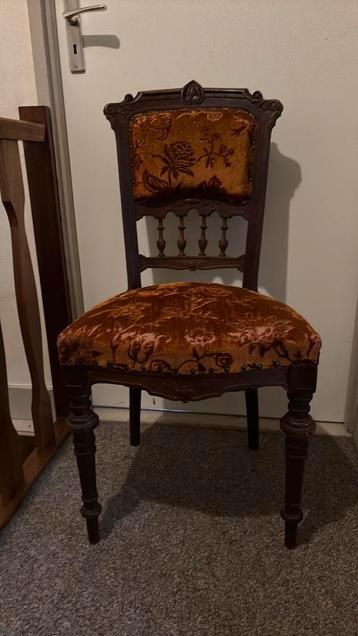 Vintage stoeltje beschikbaar voor biedingen