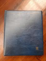 Ringband met 4 ringen en 44 zwarte Davo insteekbladen, Postzegels en Munten, Postzegels | Toebehoren, Ophalen of Verzenden, Verzamelalbum