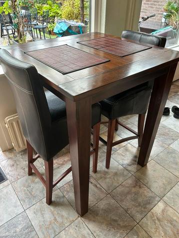 Bartafel met 2 krukken beschikbaar voor biedingen
