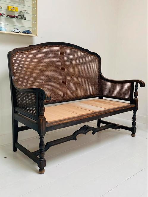 Vintage antiek houten bankje met gevlochten rugleuning, Antiek en Kunst, Curiosa en Brocante, Ophalen