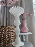 Grote Melkglazen Fenton Vaas met Schulprand - 46 cm, Ophalen of Verzenden