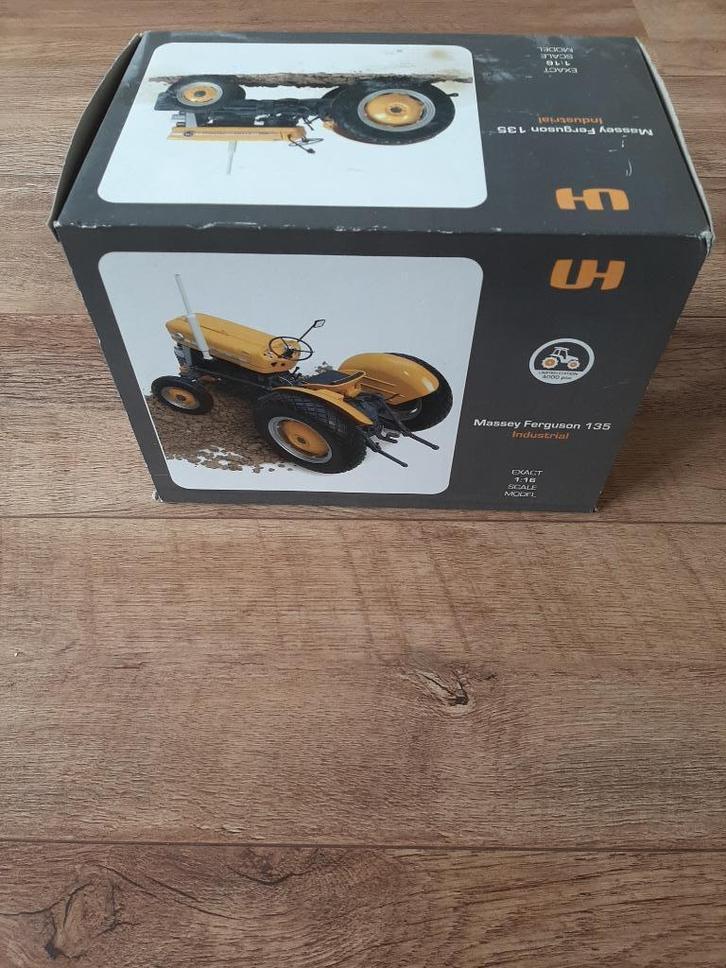 Universal hobbies(1:16) Massey Ferguson 135 Industrial, Hobby en Vrije tijd, Modelauto's | Overige schalen, Nieuw, Tractor of Landbouw