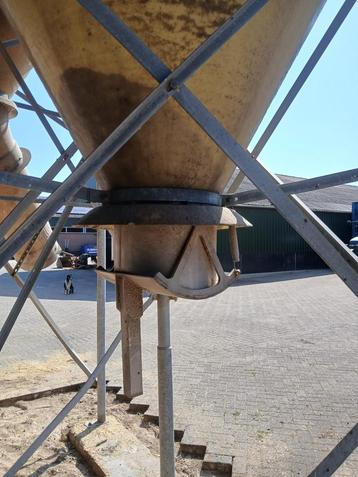 Silo met automatische klep beschikbaar voor biedingen
