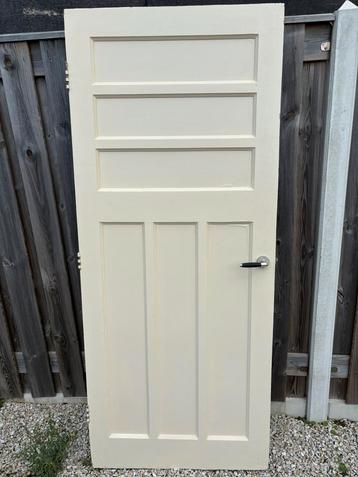 Antique stevige houten deur in zeer goede staat. beschikbaar voor biedingen