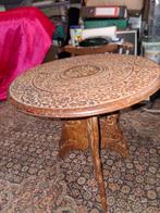 Houten tafeltje met handgesneden details, Huis en Inrichting, Tafels | Bijzettafels, Minder dan 45 cm, Minder dan 55 cm, Rond