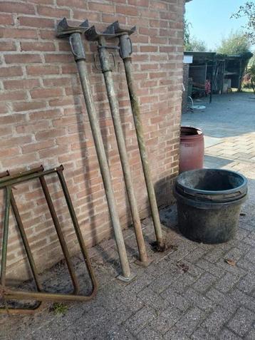3 bouwstempels 3 steigerbokken  en 4 grote pvc specikuipen. beschikbaar voor biedingen
