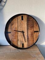 Klok met metalen rand en houten achtergrond Light & Living, Ophalen, Zo goed als nieuw, Wandklok