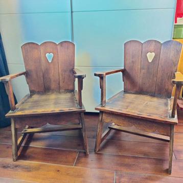 2 schattige stoeltjes beschikbaar voor biedingen