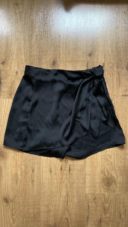 Zwarte satijnen wikkelskort van Zara maat L, Kleding | Dames, Broeken en Pantalons, Zo goed als nieuw, Maat 42/44 (L), Zwart, Kort