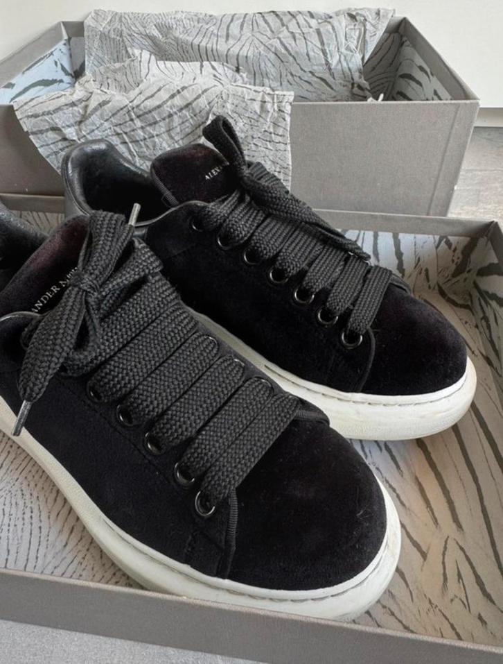 Alexander McQueen suede sneakers zwart, Kleding | Dames, Schoenen, Zo goed als nieuw, Sneakers of Gympen, Zwart, Ophalen