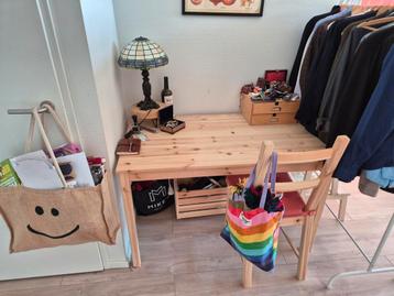 Houten tafel met stoel IKEA beschikbaar voor biedingen
