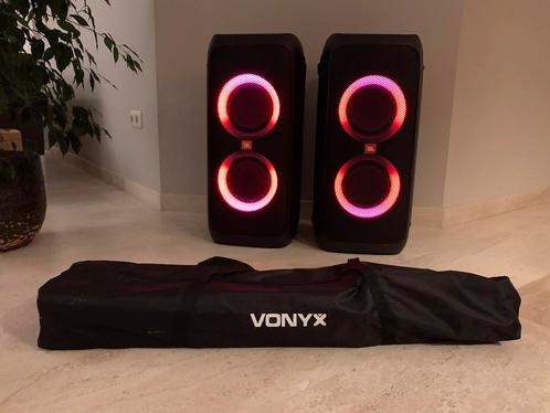 TE HUUR 2x JBL Partybox 310 inclusief statieven + microfoons, Audio, Tv en Foto, Luidsprekers, Zo goed als nieuw, Front, Rear of Stereo speakers