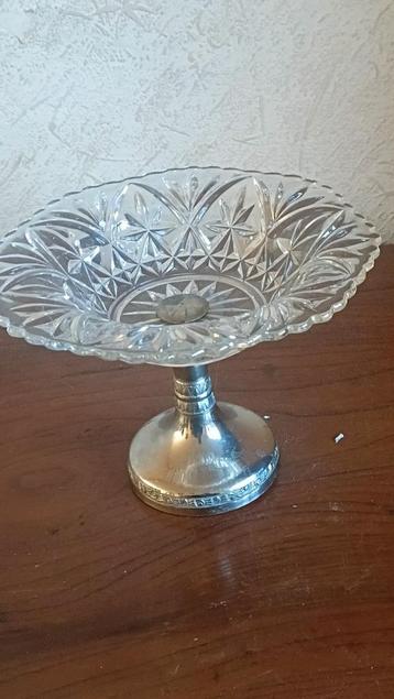 Bonbonschaal op voet beschikbaar voor biedingen