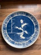 Delftsblauw wandbord 33 cm met een scène van vrouw en vogel., Antiek en Kunst, Ophalen of Verzenden