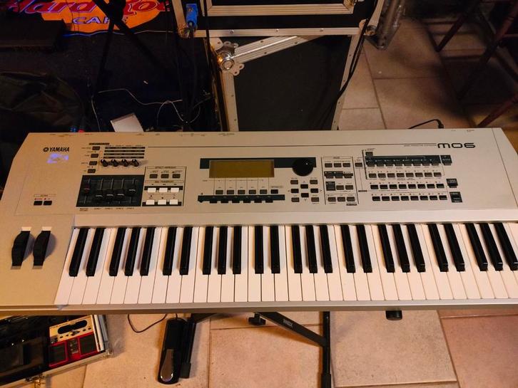 Yamaha MO6 Synthesizer - 61 Toetsen plus case, Muziek en Instrumenten, Synthesizers, Gebruikt, 61 toetsen, Yamaha, Met standaard