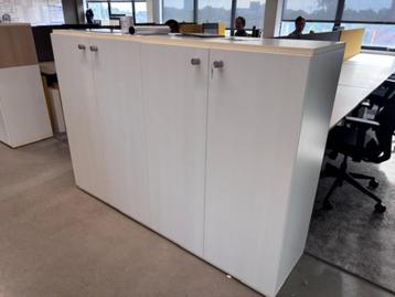 Witte opbergkast met vier deuren en slot beschikbaar voor biedingen