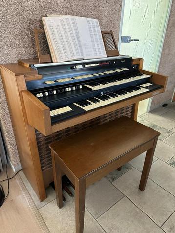 Hammond T-422 met ingebouwde leslie beschikbaar voor biedingen