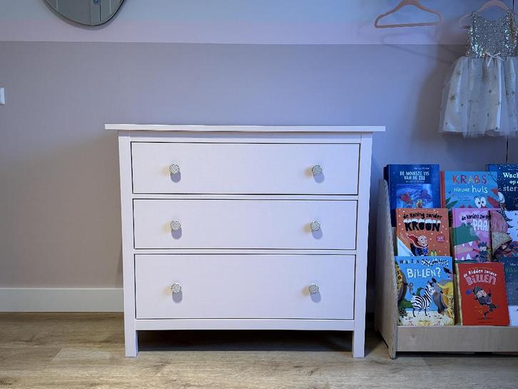 Ikea Hemnes kast commode kinderkamer Farrow Ball Calamine, Kinderen en Baby's, Kinderkamer | Commodes en Kasten, Zo goed als nieuw