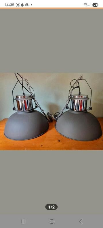Twee moderne hanglampen voor boven de eettafel beschikbaar voor biedingen