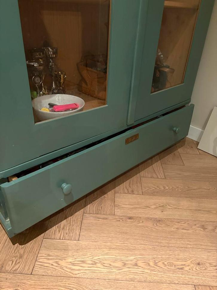 Vintage vitrinekast met lades, Huis en Inrichting, Kasten | Buffetkasten, Gebruikt, 150 tot 200 cm, 100 tot 150 cm, 25 tot 50 cm