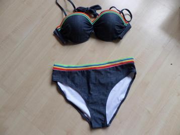 Bikini beschikbaar voor biedingen