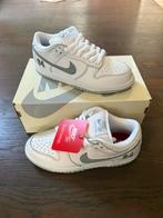 Supreme Nike SB Dunk Low White/Metallic Silver-White EU36,5, Wit, Nieuw, Ophalen of Verzenden, Sneakers of Gympen