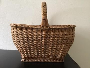 Franse brocante rieten mand met hengsel. beschikbaar voor biedingen