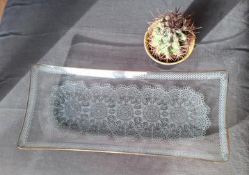 Vintage cakeschaal met kantmotief  beschikbaar voor biedingen