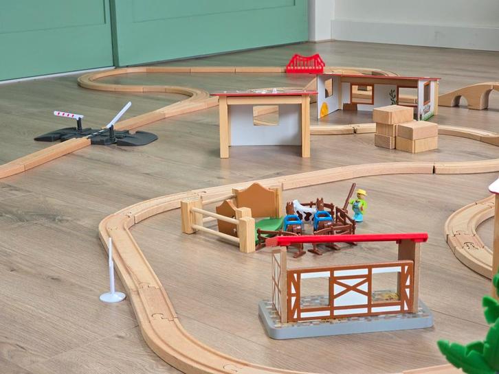 Houten treinbaan, met accessoires en elektrisch treintje, Kinderen en Baby's, Speelgoed | Houten speelgoed, Gebruikt, Ophalen