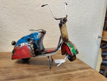 Miniatuur Vespa van oude metalen beschikbaar voor biedingen